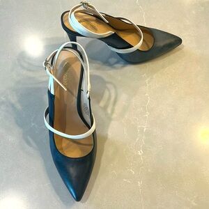 Women’s sling back pump; size 9 Nine West navy & white